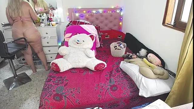 Snapshot of lucy_belle_bm chatting on October 8, 2025, 9:15 pm lucy belle bm online show from October 8, 2025, 9:15 pm