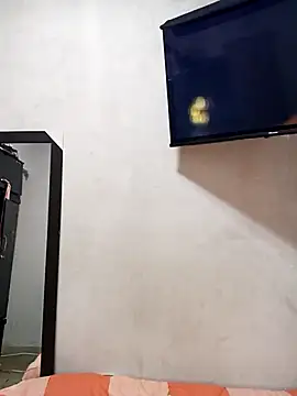 thaimy  online show from October 8, 2025, 12:01 am