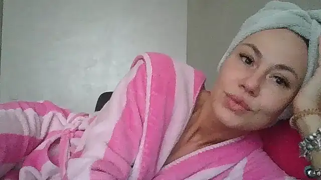 Snapshot of JulianaGold1 chatting on February 5, 2025, 7:29 am JulianaGold1 online show from February 5, 2025, 7:29 am