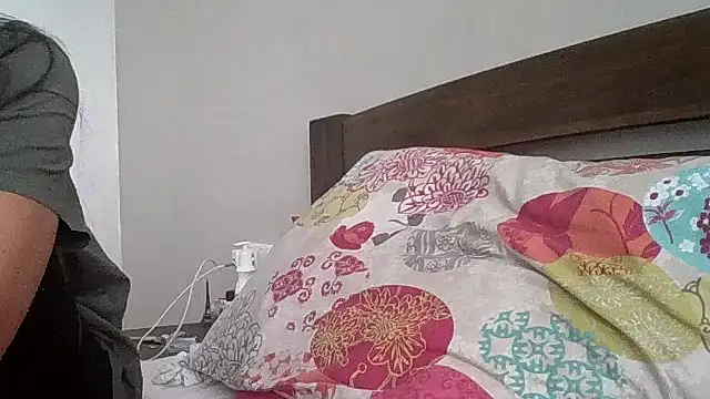 JulianaGold1 online show from September 19, 2025, 1:48 pm