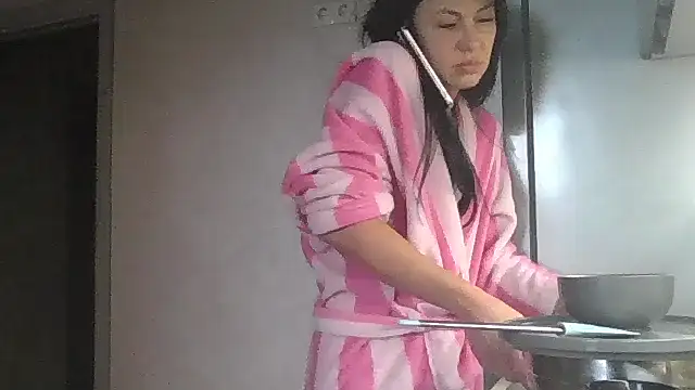 Snapshot of JulianaGold1 chatting on February 4, 2025, 11:27 am JulianaGold1 online show from February 4, 2025, 11:27 am