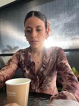 Snapshot of alana15 chatting on November 5, 2025, 9:40 pm alana15 online show from November 5, 2025, 9:40 pm