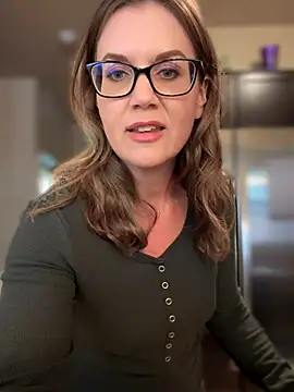 Snapshot of MaiseKnox chatting on October 8, 2025, 10:43 pm MaiseKnox online show from October 8, 2025, 10:43 pm