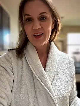 MaiseKnox online show from April 16, 2026, 10:12 pm