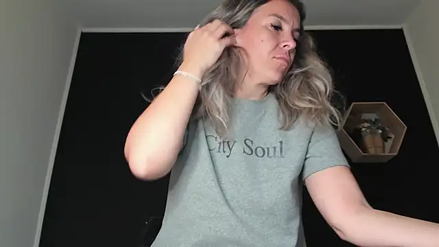 Snapshot of Alesys69 chatting on September 20, 2025, 11:21 pm Alesys69 online show from September 20, 2025, 11:21 pm