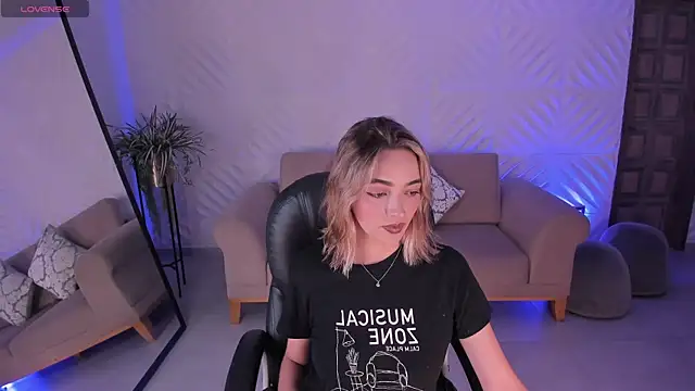 MelissaMoore  online show from November 11, 2025, 2:39 am