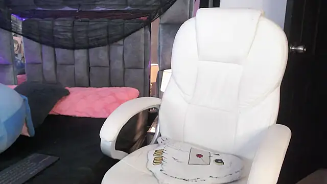 Snapshot of Christaly_ chatting on October 24, 2025, 10:09 pm Christaly online show from October 24, 2025, 10:09 pm