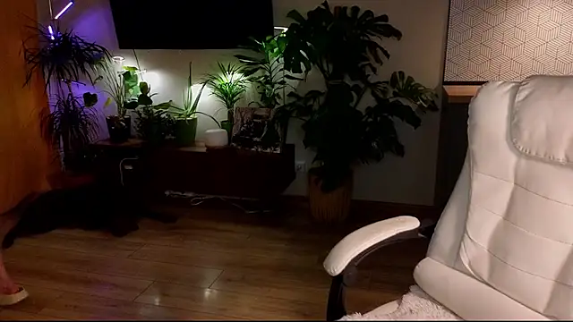 Snapshot of AliceKingsleigh chatting on December 12, 2024, 11:17 am AliceKingsleigh online show from December 12, 2024, 11:17 am