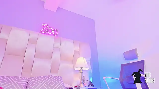 Zoe Evans  online show from December 2, 2024, 3:20 pm