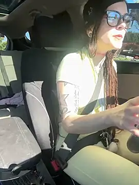 Snapshot of BlaizeyBBy chatting on October 7, 2025, 10:33 pm BlaizeyBBy online show from October 7, 2025, 10:33 pm