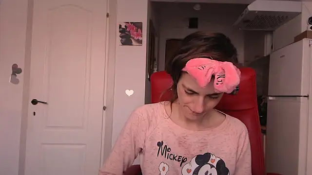 simyhvn online show from April 15, 2026, 4:07 am