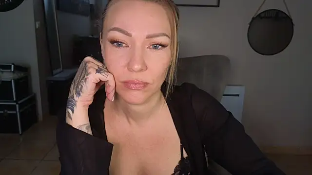 Snapshot of Sacha-xx chatting on February 19, 2026, 8:44 am Sacha-xx online show from February 19, 2026, 8:44 am