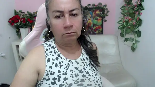 Snapshot of stepmother_105 chatting on September 17, 2025, 5:37 pm stepmother 105 online show from September 17, 2025, 5:37 pm