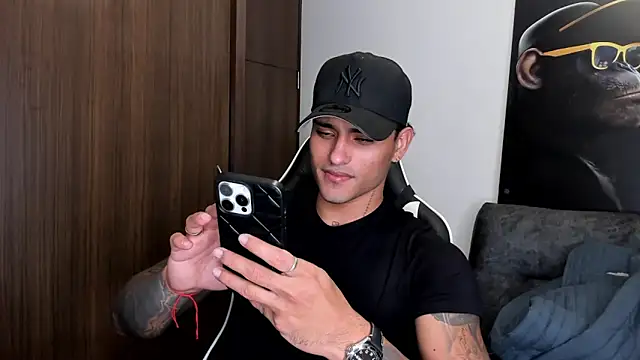Snapshot of Alessandro_Vanni chatting on March 19, 2025, 7:40 am Alessandro Vanni online show from March 19, 2025, 7:40 am