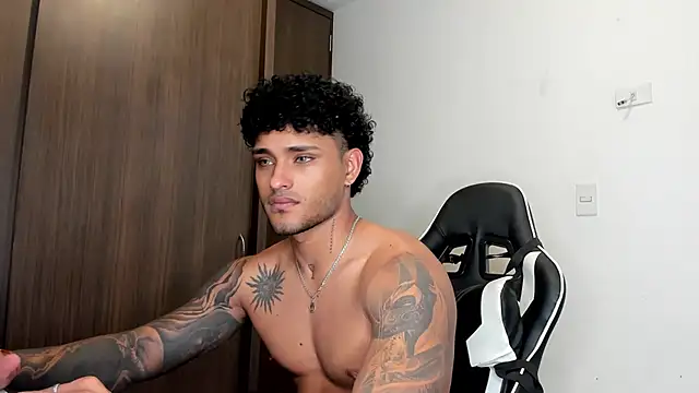 Snapshot of Alessandro_Vanni chatting on February 2, 2025, 10:49 pm Alessandro Vanni online show from February 2, 2025, 10:49 pm
