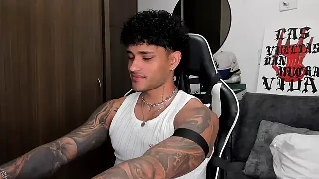 Snapshot of Alessandro_Vanni chatting on September 11, 2025, 1:38 am Alessandro Vanni online show from September 11, 2025, 1:38 am