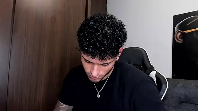 Snapshot of Alessandro_Vanni chatting on March 18, 2025, 1:35 am Alessandro Vanni online show from March 18, 2025, 1:35 am