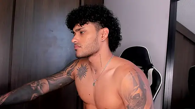 Snapshot of Alessandro_Vanni chatting on January 14, 2025, 4:50 pm Alessandro Vanni online show from January 14, 2025, 4:50 pm