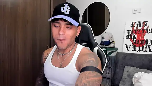 Snapshot of Alessandro_Vanni chatting on September 10, 2025, 2:21 am Alessandro Vanni online show from September 10, 2025, 2:21 am