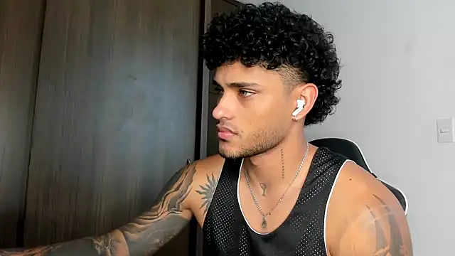 Snapshot of Alessandro_Vanni chatting on February 3, 2025, 7:10 pm Alessandro Vanni online show from February 3, 2025, 7:10 pm