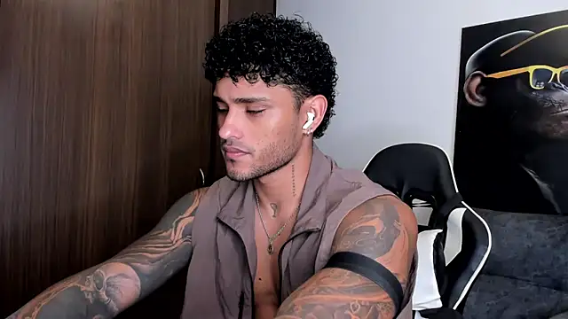 Snapshot of Alessandro_Vanni chatting on March 17, 2025, 2:08 am Alessandro Vanni online show from March 17, 2025, 2:08 am