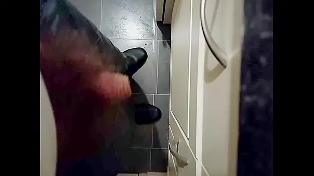 Snapshot of hairyuncut00 chatting on February 10, 2025, 8:42 pm hairyuncut00 online show from February 10, 2025, 8:42 pm