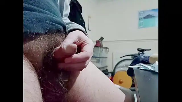 Snapshot of hairyuncut00 chatting on March 5, 2025, 1:42 am hairyuncut00 online show from March 5, 2025, 1:42 am