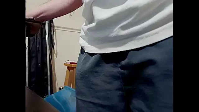 Snapshot of hairyuncut00 chatting on February 10, 2025, 11:45 pm hairyuncut00 online show from February 10, 2025, 11:45 pm