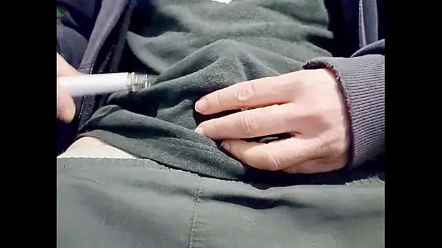 Snapshot of hairyuncut00 chatting on March 16, 2025, 5:28 pm hairyuncut00 online show from March 16, 2025, 5:28 pm