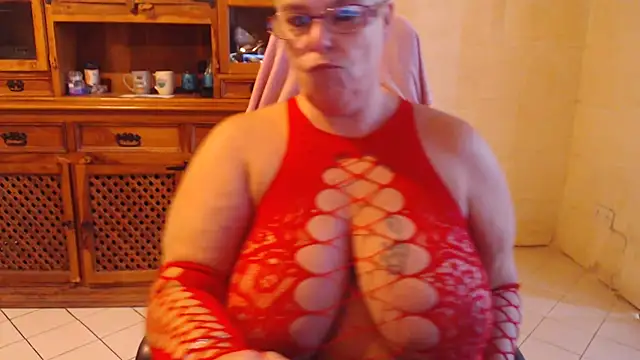 Snapshot of MISS_LINDAH chatting on October 7, 2025, 5:19 am MISS LINDAH online show from October 7, 2025, 5:19 am