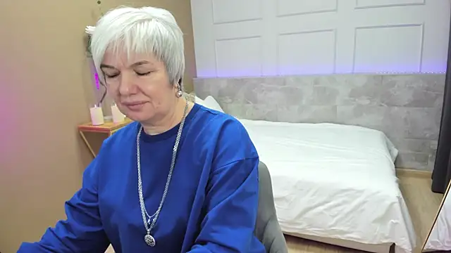 CarmenSoft online show from October 5, 2025, 9:05 pm