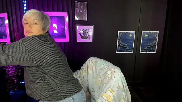 CarmenSoft online show from December 19, 2025, 8:33 pm