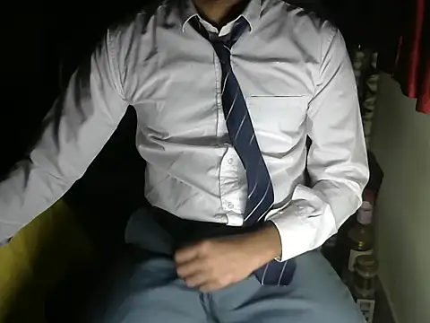 aloneboy1996 online show from December 18, 2025, 6:23 pm