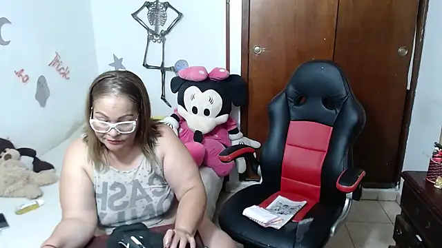 Snapshot of Britney-22 chatting on October 21, 2025, 12:00 am Britney-22 online show from October 21, 2025, 12:00 am