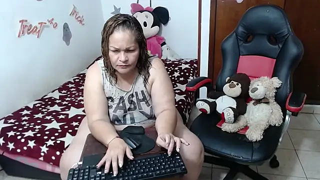 Snapshot of Britney-22 chatting on October 11, 2025, 10:44 pm Britney-22 online show from October 11, 2025, 10:44 pm