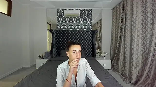 Snapshot of Rebecca_Diamond chatting on October 6, 2025, 5:19 am Rebecca Diamond online show from October 6, 2025, 5:19 am