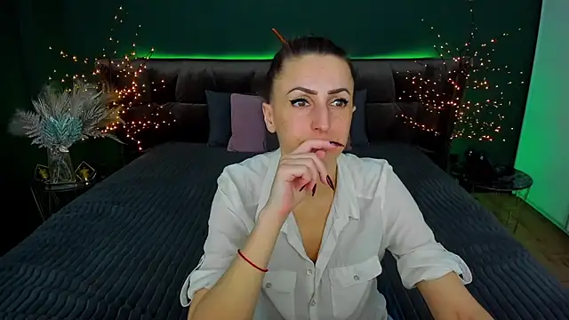 Rebecca Diamond online show from February 26, 2025, 6:40 am