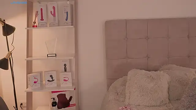 AbellaCroft online show from December 17, 2024, 6:31 pm