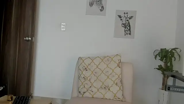 Snapshot of Hanna_Risso chatting on October 17, 2025, 5:26 pm Hanna Risso online show from October 17, 2025, 5:26 pm