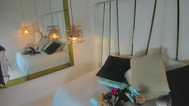 elena mature online show from March 27, 2026, 7:04 pm