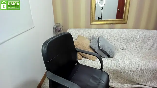 Snapshot of NicolettColin chatting on October 17, 2025, 6:53 pm NicolettColin online show from October 17, 2025, 6:53 pm