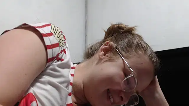 Snapshot of HellenMiyer1111 chatting on September 24, 2025, 4:08 am HellenMiyer1111 online show from September 24, 2025, 4:08 am