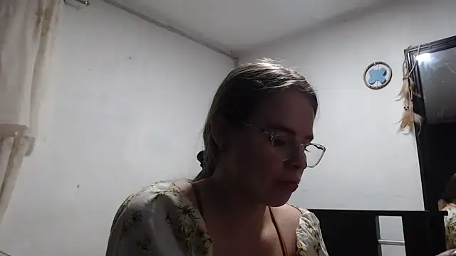 Snapshot of HellenMiyer1111 chatting on October 18, 2025, 3:58 pm HellenMiyer1111 online show from October 18, 2025, 3:58 pm