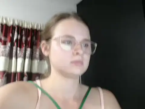 Snapshot of HellenMiyer1111 chatting on March 19, 2025, 11:57 pm HellenMiyer1111 online show from March 19, 2025, 11:57 pm