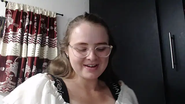 Snapshot of HellenMiyer1111 chatting on September 13, 2025, 6:19 pm HellenMiyer1111 online show from September 13, 2025, 6:19 pm