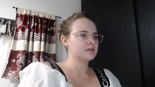 Snapshot of HellenMiyer1111 chatting on September 12, 2025, 7:35 pm HellenMiyer1111 online show from September 12, 2025, 7:35 pm