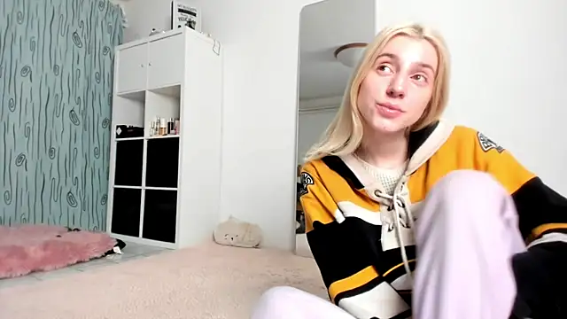KenzieDawton online show from December 7, 2024, 4:48 am