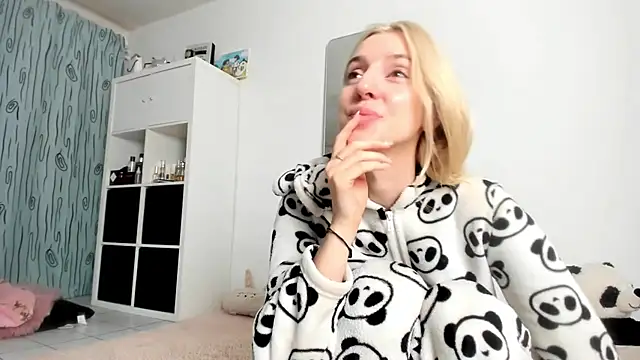 KenzieDawton online show from October 10, 2025, 6:03 am