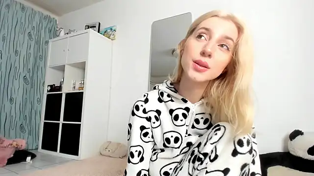 KenzieDawton online show from November 26, 2025, 4:45 am