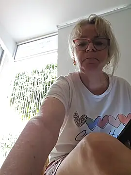 Snapshot of slutgold chatting on October 18, 2025, 12:18 pm slutgold online show from October 18, 2025, 12:18 pm